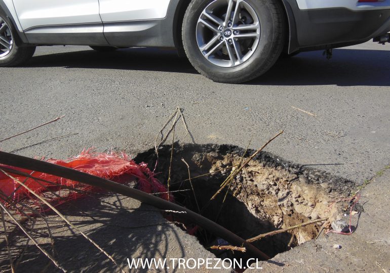 Peligroso agujero profundo en calle de alto tráfico vehicular en Pudahuel