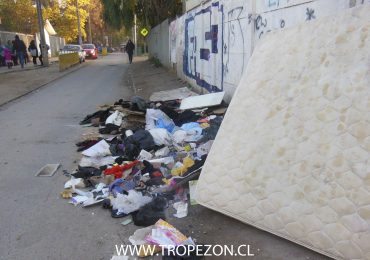 Amontonan basura domiciliaria a metros de jardín infantil y sala cuna en Pudahuel