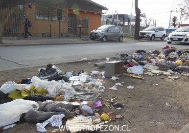 En menos de 24 horas vecinos vuelven a ensuciar frontis de centro de salud en Pudahuel