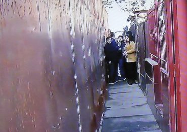 Vecinos de Cerro Navia denuncian estar muro a centímetros de la puerta de sus casas