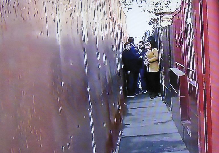 Vecinos de Cerro Navia denuncian estar muro a centímetros de la puerta de sus casas