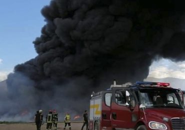 Gran columna de humo se eleva por incendio de neumáticos en Pudahuel Rural