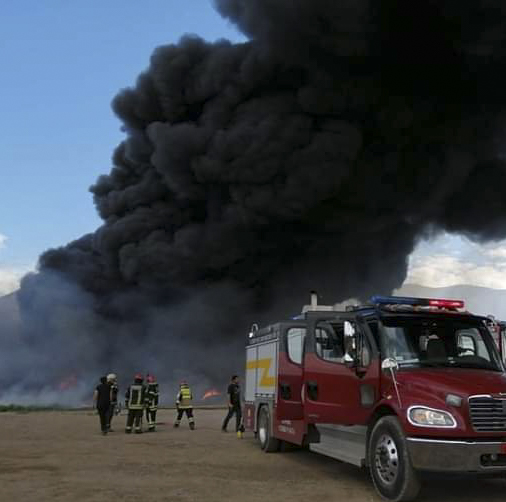 Gran columna de humo se eleva por incendio de neumáticos en Pudahuel Rural
