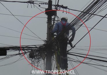 Pudahuel y Cerro Navia cuanta con nueva ley que obliga a empresas a retirar cables en desuso que cuelgan de postes