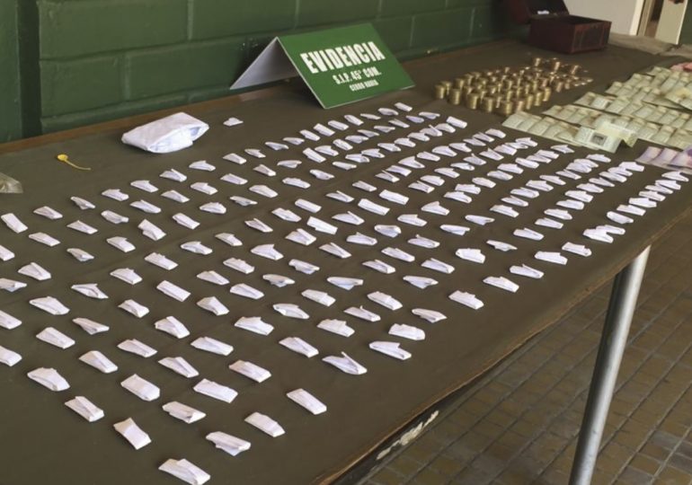 Mujer es detenida por tráfico de drogas por carabineros de la 45 comisaria de Cerro Navia