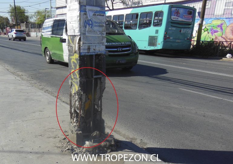 Poste del tendido eléctrico en riesgo de caída a metros de ingreso de parroquia en Pudahuel