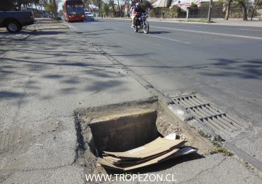 Peligro: Roban reja metálica de protección de agujero en Avenida San Pablo en Pudahuel