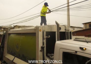 Peligrosa maniobra de trabajador sobre camión recolector de basura en Pudahuel