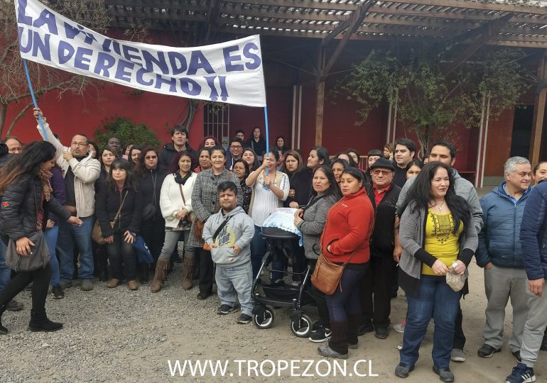 Vecinos molestos por ausencia de diputada Carmen Hertz a charla sobre “derecho a la vivienda”