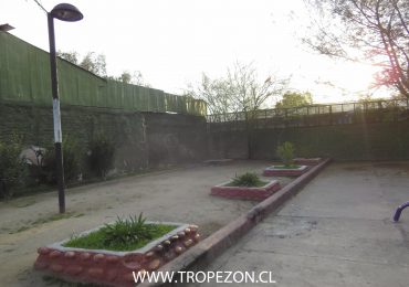 Espacio sin iluminación en plaza pública es utilizado para el consumo de alcohol, droga y sexo en Pudahuel