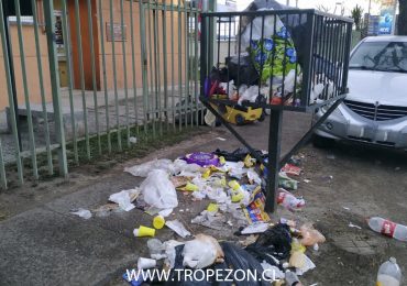 Gran volumen de basura a la entrada de recinto de salud en Pudahuel