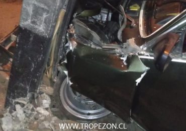 Choque termina con un poste de cemento destruido en su base en Pudahuel
