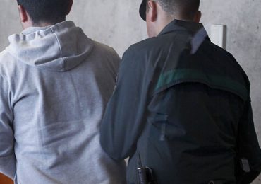 En prisión preventiva joven que agredió a ex polola con arma blanca en Pudahuel