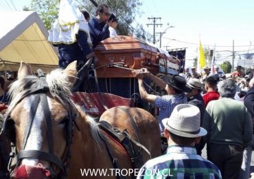 En carretón fue llevado ataúd de reconocido cuasimodista en Pudahuel