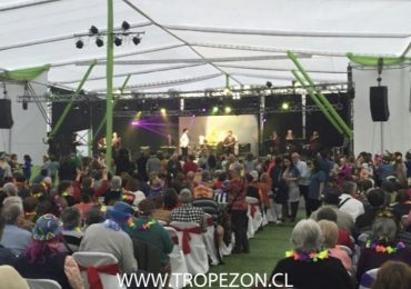 Adultos mayores despidieron agosto con fiesta de gala en Pudahuel