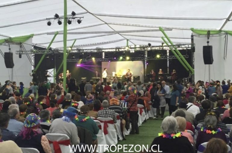 Adultos mayores despidieron agosto con fiesta de gala en Pudahuel