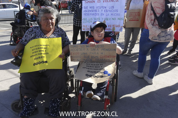 Agrupación de discapacitados Superando Barreras realiza marcha en Cerro Navia