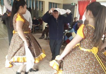 Carabineros y folkloristas visitan y dan alegría a hogar de ancianos Betania en Pudahuel
