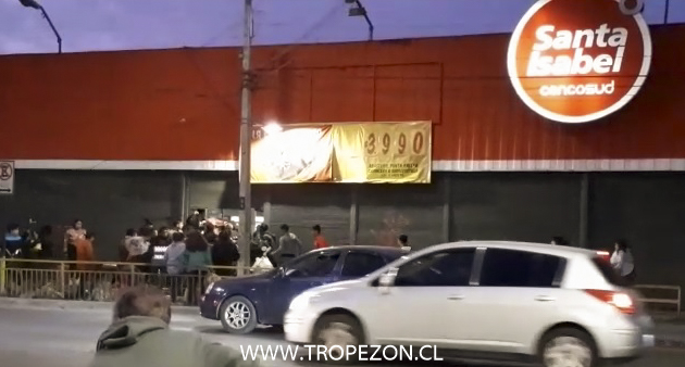 Por segunda vez saquean supermercado Santa Isabel en Cerro Navia