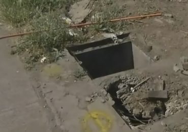Adulta mayor cae en hoyo sin protección y se fractura dos costillas en Pudahuel