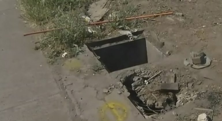 Adulta mayor cae en hoyo sin protección y se fractura dos costillas en Pudahuel