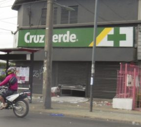 Saquean farmacia Cruz Verde a plana luz del día en Carro Navia