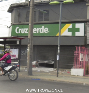 Saquean farmacia Cruz Verde a plana luz del día en Carro Navia