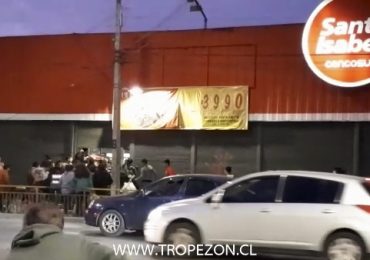 Saquean supermercado Santa Isabel en Cerro Navia
