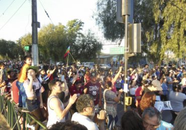 Centenar de personas marchan por calles de Cerro Navia en horario de Toque de Queda