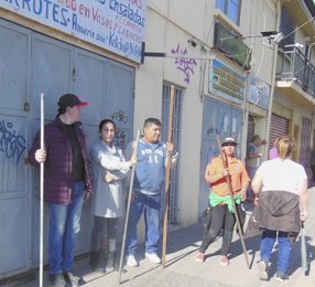 Pequeños comerciantes se arman con fierro y palos para defender sus negocios unidos en Cerro Navia