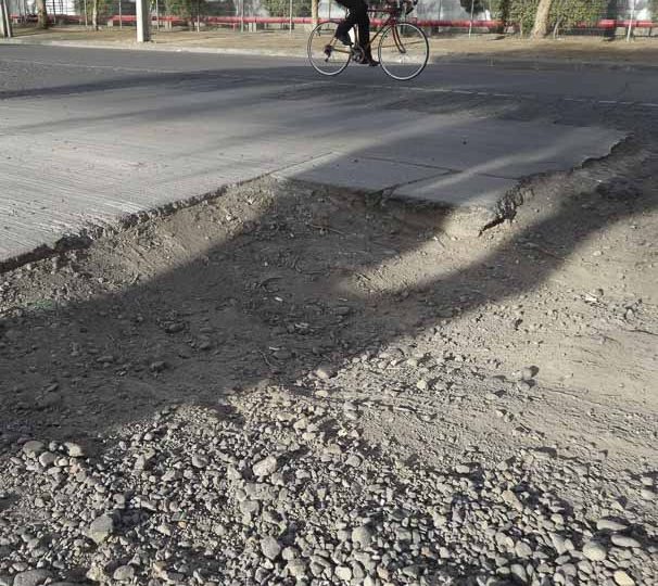 Desnivel por destrucción de tramo de calle es un peligro para vehículos en Pudahuel