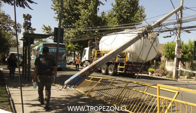 Camión derriba dos postes del tendido de cables aéreos en Cerro Navia
