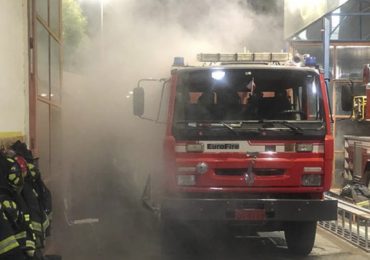 Bombas lacrimógenas caen al interior de un cuartel de Bomberos en Pudahuel