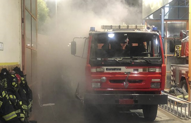 Bombas lacrimógenas caen al interior de un cuartel de Bomberos en Pudahuel