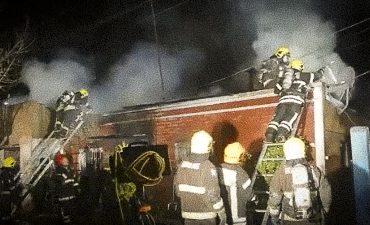 Incendio destruye dos viviendas en Cerro Navia