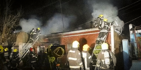 Incendio destruye dos viviendas en Cerro Navia