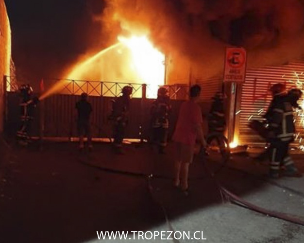 Incendio destruye sucursal Banco Estado en Cerro Navia