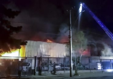 Incendio destruye bodega de almacenamiento de productos Chinos en Pudahuel