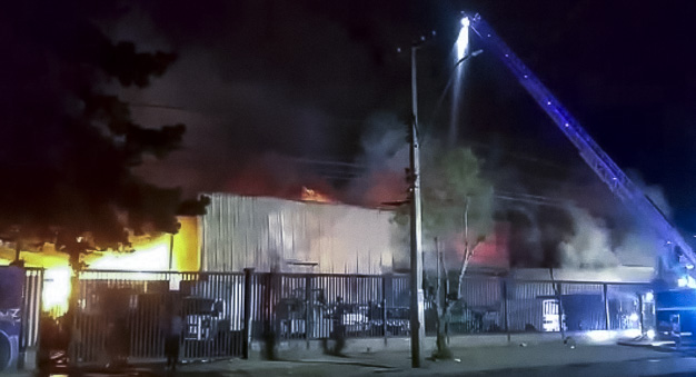Incendio destruye bodega de almacenamiento de productos Chinos en Pudahuel