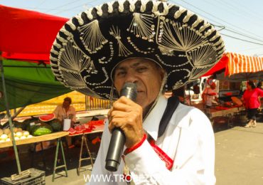 "Cuco Sánchez de Chile": El artista de la tercera edad que emociona a Pudahuel
