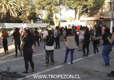 Centenar de mujeres se manifiestan frente a las unidades policiales de Pudahuel