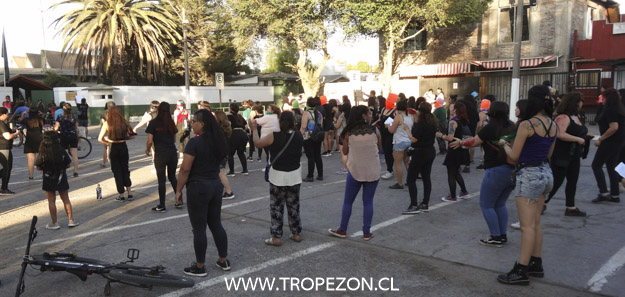 Centenar de mujeres se manifiestan frente a las unidades policiales de Pudahuel