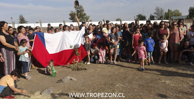 Emoción: Integrantes de comité de allegados visitan terreno donde se construirán sus casas en Pudahuel