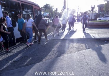 Desnivel a metros de paradero de buses es un peligro a la gente de Pudahuel
