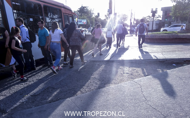Desnivel a metros de paradero de buses es un peligro a la gente de Pudahuel
