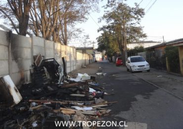 Desconocidos queman gran cumulo de basura a metros de viviendas en Cerro Navia