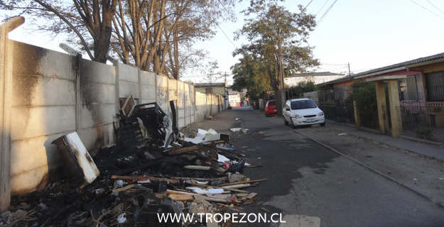 Desconocidos queman gran cumulo de basura a metros de viviendas en Cerro Navia
