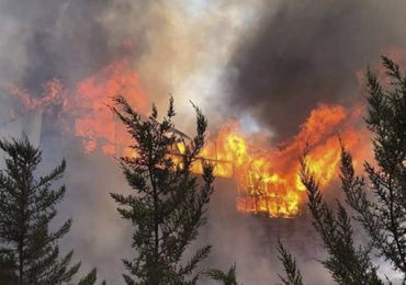 Incendio destruye fábrica y viviendas en Pudahuel rural