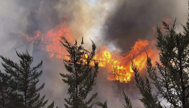 Incendio destruye fábrica y viviendas en Pudahuel rural