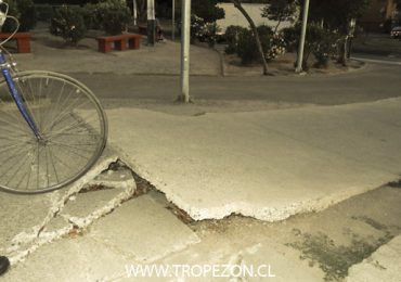 Vecinos reclaman por vereda en mal estado a un costado de plaza pública en Pudahuel
